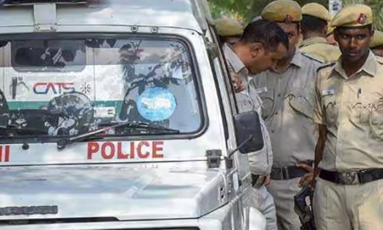 ഡൽഹിയില്‍  യുവതിയെ വെടിവെച്ച് കൊന്നു