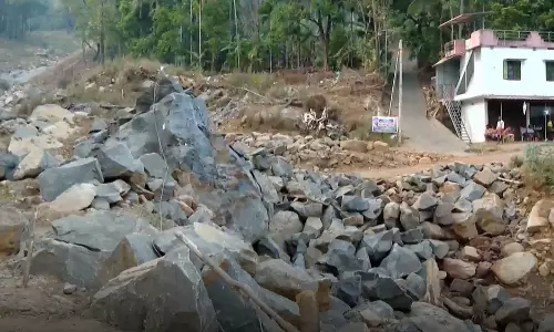 നിർമാണ പ്രവർത്തികൾക്ക് വിലക്കേർപ്പെടുത്തി കലക്ടർ; വിലങ്ങാടിന് ഇരട്ടി ​ദുരിതം