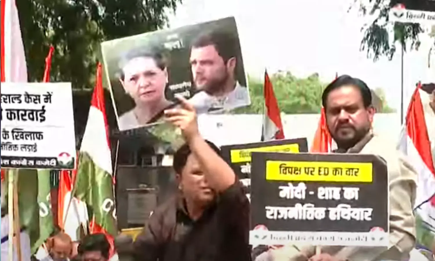 സോണിയക്കും രാഹുലിനുമെതിരായ ഇഡി വേട്ട; കോൺഗ്രസ് പ്രതിഷേധ മാർച്ചിൽ പലയിടത്തും സംഘർഷം സോണിയക്കും രാഹുലിനുമെതിരായ ഇഡി വേട്ട; കോൺഗ്രസ് പ്രതിഷേധ മാർച്ചിൽ പലയിടത്തും സംഘർഷം