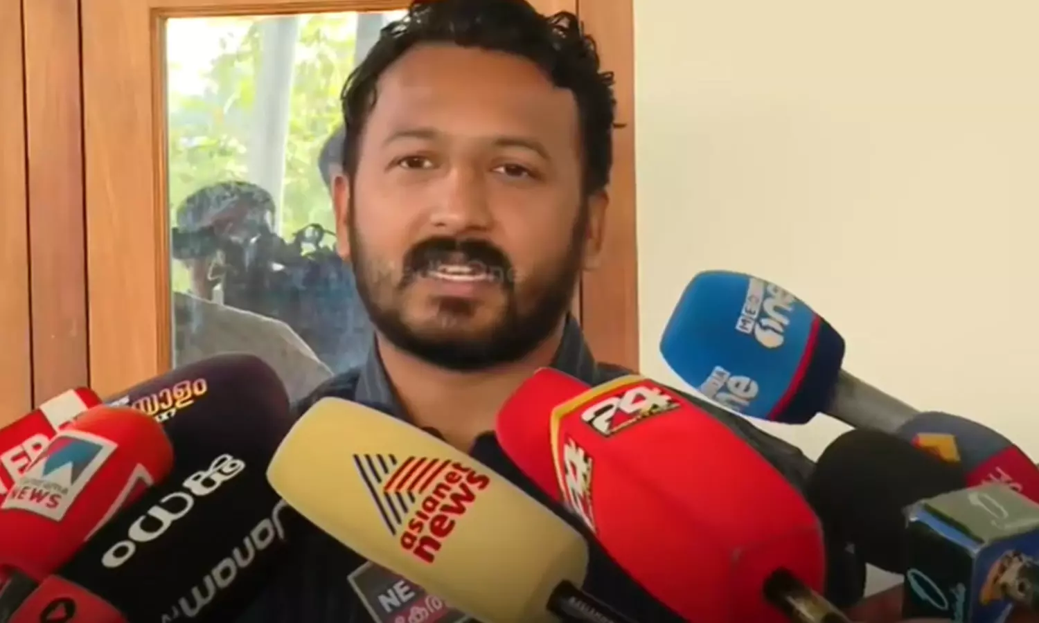 ബിജെപിയുമായി സമാധാന ചർച്ചക്കില്ല, പൊലീസ് മധ്യസ്ഥന്റെ പണിയെടുക്കേണ്ട; രാഹുൽ മാങ്കൂട്ടത്തിൽ ബിജെപിയുമായി സമാധാന ചർച്ചക്കില്ല, പൊലീസ് മധ്യസ്ഥന്റെ പണിയെടുക്കേണ്ട; രാഹുൽ മാങ്കൂട്ടത്തിൽ