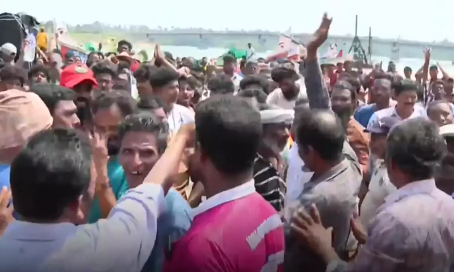 ഇന്ന് പൊഴിമുറിക്കില്ല; മുതലപ്പൊഴിയിലെ മത്സ്യത്തൊഴിലാളികളുടെ സമരവീര്യത്തിന് മുന്നിൽ അടിയറവ് പറഞ്ഞ് ഉദ്യോഗസ്ഥർ ഇന്ന് പൊഴിമുറിക്കില്ല; മുതലപ്പൊഴിയിലെ മത്സ്യത്തൊഴിലാളികളുടെ സമരവീര്യത്തിന് മുന്നിൽ അടിയറവ് പറഞ്ഞ് ഉദ്യോഗസ്ഥർ