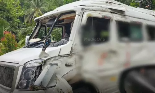 ഈരാറ്റുപേട്ട-വാഗമൺ റോഡിൽ ട്രാവലർ മറിഞ്ഞ് ഒരു മരണം; ആറ് പേർ ചികിത്സയിൽ