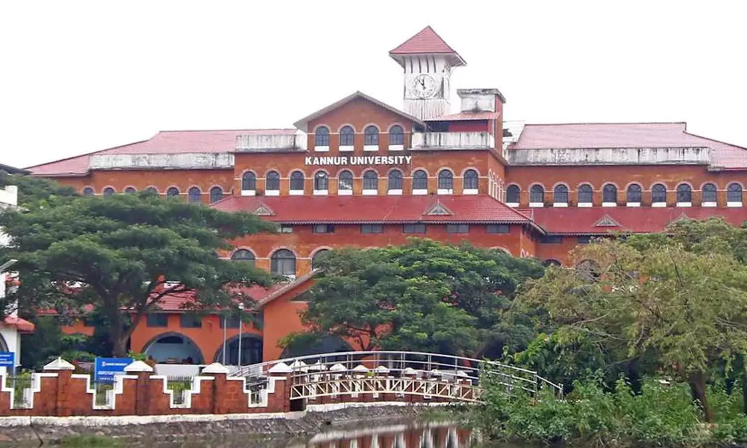 വാട്സ്ആപ്പ് വഴി ചോദ്യപേപ്പർ ചോർന്നു, പിന്നിൽ അധ്യാപകരെന്ന് ആരോപണം; പരാതി നൽകി കണ്ണൂർ സർവകലാശാല വാട്സ്ആപ്പ് വഴി ചോദ്യപേപ്പർ ചോർന്നു, പിന്നിൽ അധ്യാപകരെന്ന് ആരോപണം; പരാതി നൽകി കണ്ണൂർ സർവകലാശാല