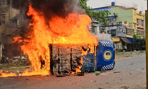 എന്ത് വിലകൊടുത്തും സമാധാനം പുനഃസ്ഥാപിക്കും; ബംഗാളിൽ സംഘർഷ ബാധിത പ്രദേശങ്ങൾ സന്ദർശിച്ച് ഗവർണർ