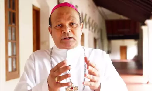 മുനമ്പത്ത് ലത്തീൻസഭയുടെ ചുവടുമാറ്റം; സംസ്ഥാന സർക്കാറിനെ  പിന്തുണച്ച് ആർച്ച് ബിഷപ്പ് വർഗീസ് ചക്കാലക്കൽ