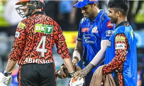 ഇന്ന് കുറിപ്പൊന്നുമില്ലേ..?; അഭിഷേകിന്റെ പോക്കറ്റ് പരിശോധിച്ച് സൂര്യ- വീഡിയോ വൈറല് ഇന്ന് കുറിപ്പൊന്നുമില്ലേ..?; അഭിഷേകിന്റെ പോക്കറ്റ് പരിശോധിച്ച് സൂര്യ- വീഡിയോ വൈറല്