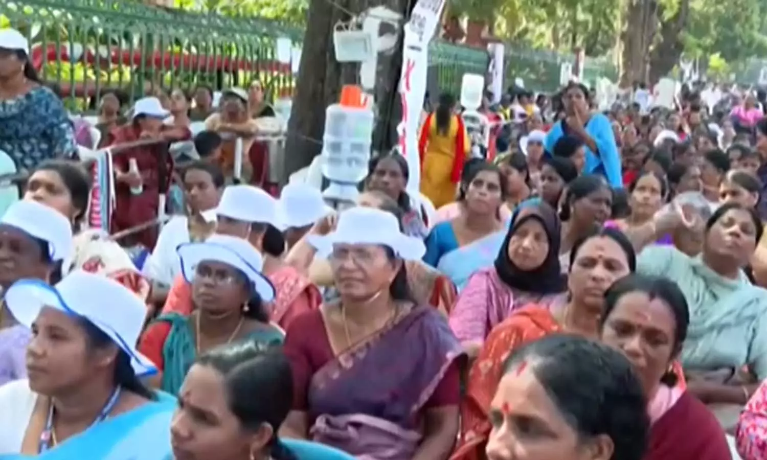 ആശാവർക്കർമാരുടെ വിരമിക്കൽ പ്രായം 62 വയസ്സാക്കിയ തീരുമാനം സംസ്ഥാന സർക്കാർ മരവിപ്പിച്ചു ആശാവർക്കർമാരുടെ വിരമിക്കൽ പ്രായം 62 വയസ്സാക്കിയ തീരുമാനം സംസ്ഥാന സർക്കാർ മരവിപ്പിച്ചു