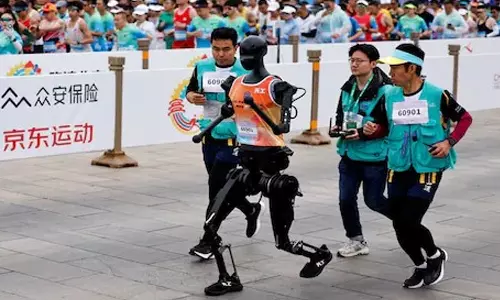 മനുഷ്യർക്കൊപ്പം ഓടിയെത്തുമോ? ചൈനയിൽ ഹാഫ് മാരത്തണിൽ പ​ങ്കെടുത്ത് റോബോട്ടുകൾ