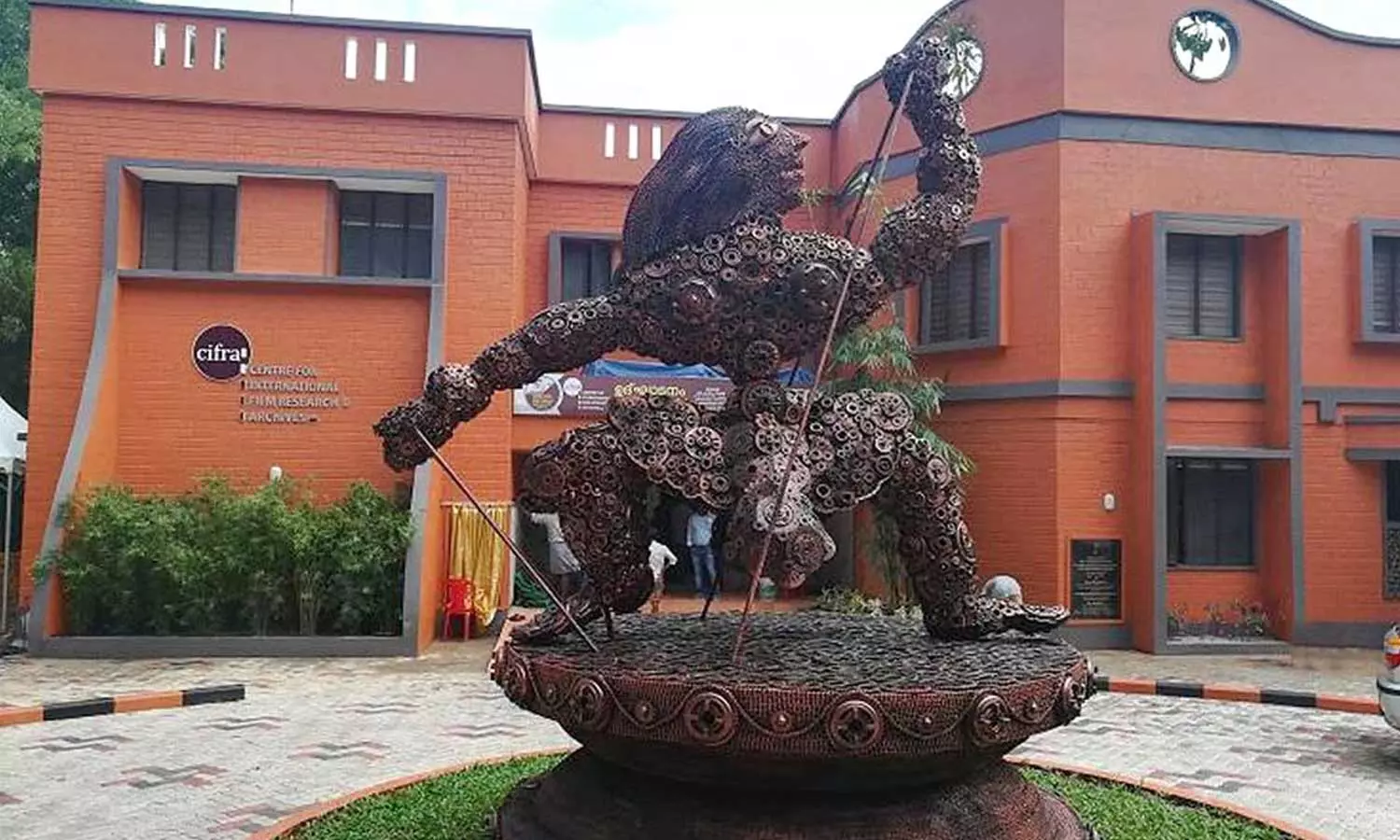 കുട്ടികൾക്ക് ആസ്വാദനക്കുറിപ്പ് എഴുതാൻ ഭീതിതമായ വീഡിയോ നൽകി; ചലച്ചിത്ര അക്കാദമിയിൽ വിവാദം