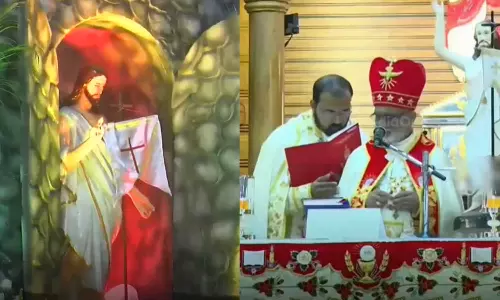 ക്രിസ്തുവിന്റെ ഉയിർപ്പിന്റെ ഓർമ്മ പുതുക്കി നാടെങ്ങും ഈസ്റ്റർ ആഘോഷം ക്രിസ്തുവിന്റെ ഉയിർപ്പിന്റെ ഓർമ്മ പുതുക്കി നാടെങ്ങും ഈസ്റ്റർ ആഘോഷം