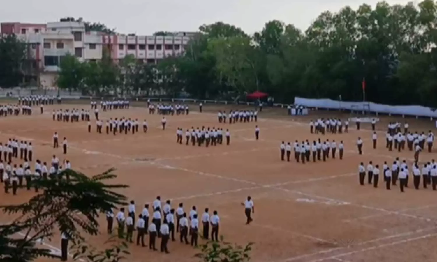 കോളജ് ഗ്രൗണ്ടിൽ ആർഎസ്എസ് പരിശീലനം; പ്രതിഷേധവുമായി എസ്എഫ്ഐ കോളജ് ഗ്രൗണ്ടിൽ ആർഎസ്എസ് പരിശീലനം; പ്രതിഷേധവുമായി എസ്എഫ്ഐ