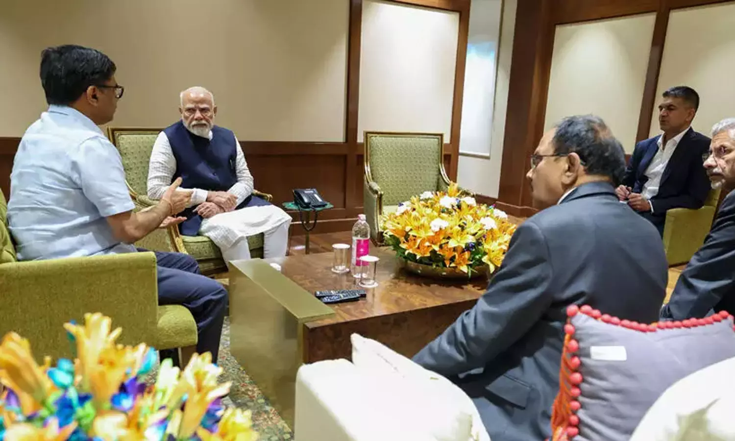 പഹൽഗാം ഭീകരാക്രമണം: സൗദി സന്ദർശനം വെട്ടിച്ചുരുക്കി മോദിയെത്തി, വിമാനത്താവളത്തിൽ അടിയന്തര യോഗം പഹൽഗാം ഭീകരാക്രമണം: സൗദി സന്ദർശനം വെട്ടിച്ചുരുക്കി മോദിയെത്തി, വിമാനത്താവളത്തിൽ അടിയന്തര യോഗം