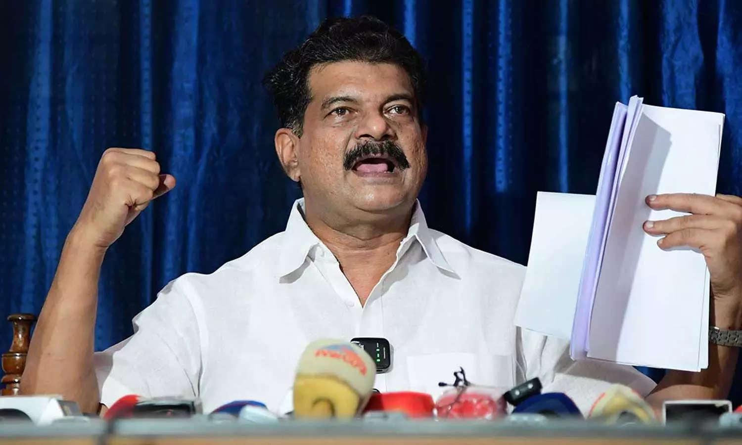 വാതിലടച്ച് യുഡിഎഫ്; തൃണമൂൽ വേണ്ട, അൻവറിന് സഹയാത്രികനായി തുടരാം വാതിലടച്ച് യുഡിഎഫ്; തൃണമൂൽ വേണ്ട, അൻവറിന് സഹയാത്രികനായി തുടരാം