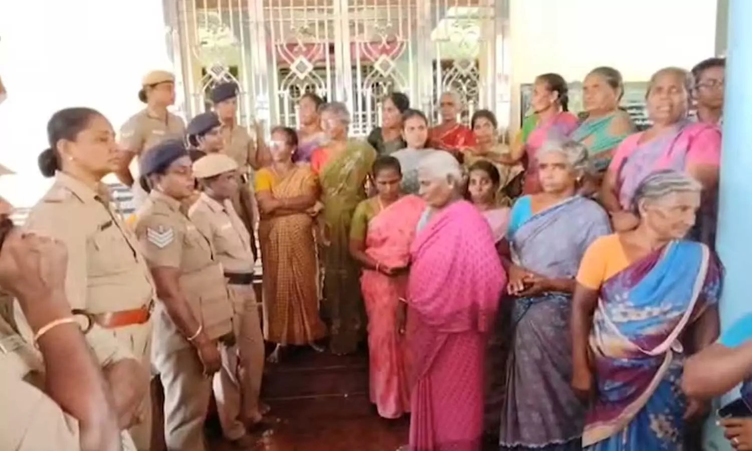 Dalits denied entry to temple in Tamil Nadu, officials intervene Dalits denied entry to temple in Tamil Nadu, officials intervene