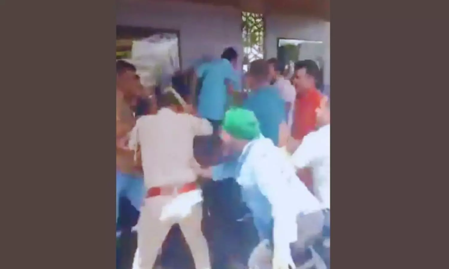 പഹൽഗാം ഭീകരാക്രമണം: കേന്ദ്രസർക്കാറിന്റെ സുരക്ഷാവിഴ്ചയെക്കുറിച്ച് ചോദിച്ച മാധ്യമപ്രവർത്തകനെ മർദിച്ച് ബിജെപി പ്രവർത്തകർ പഹൽഗാം ഭീകരാക്രമണം: കേന്ദ്രസർക്കാറിന്റെ സുരക്ഷാവിഴ്ചയെക്കുറിച്ച് ചോദിച്ച മാധ്യമപ്രവർത്തകനെ മർദിച്ച് ബിജെപി പ്രവർത്തകർ