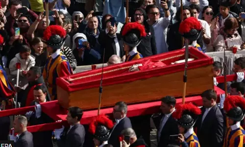 ഫ്രാന്‍സിസ് മാർപാപ്പയ്ക്ക് അന്ത്യാഞ്ജലി അർപ്പിച്ച് പതിനായിരങ്ങള്‍