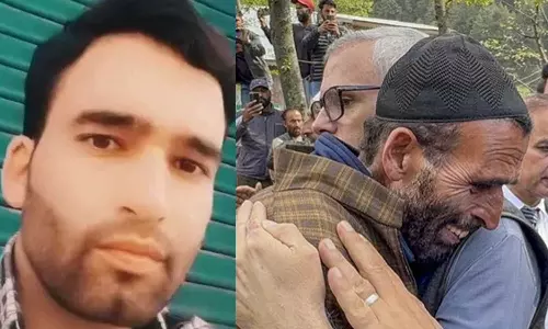 അവൻ ധീരനായിരുന്നു; വിനോദസഞ്ചാരിയെ രക്ഷിക്കാന്‍ ശ്രമിക്കുന്നതിനിടെ വെടിയേറ്റുമരിച്ച കുതിരക്കാരന്റെ ബന്ധുക്കളെ സന്ദർശിച്ച് ഉമർ അബ്ദുല്ല