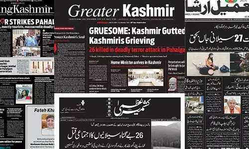 പഹൽഗാം ഭീകരാക്രമണം; ഒന്നാം പേജിന് കറുത്ത നിറവും വെള്ളയും ചുവപ്പും തലക്കെട്ടുകളും; ഇരയായവർക്ക് ഐക്യദാർഢ്യം പ്രഖ്യാപിച്ച് കശ്മീർ മാധ്യമങ്ങൾ