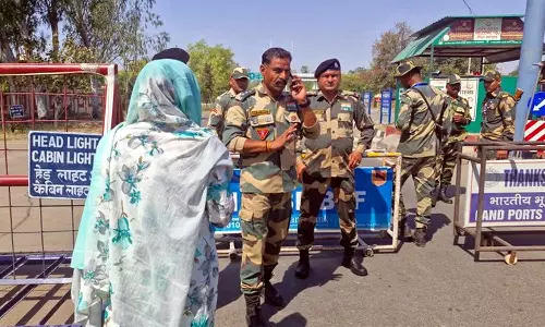 ഇന്ത്യ വിടണമെന്ന നിർദേശം; അട്ടാരി - വാഗാ അതിർത്തിയിൽ പാക് പൗരന്മാരുടെ തിരക്ക്