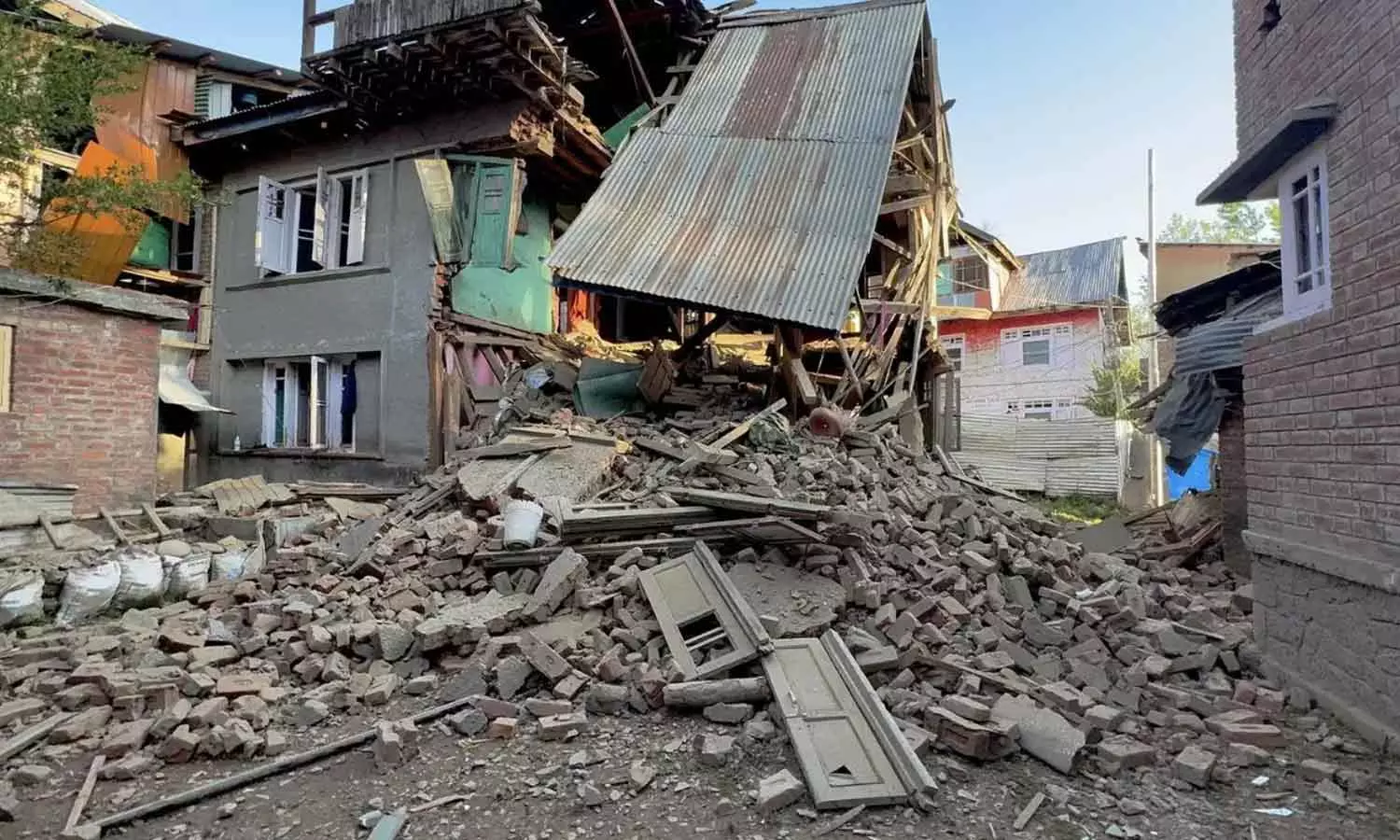 ജമ്മുകശ്മീരിൽ രണ്ട് ഭീകരരുടെ വീടുകൾ കൂടി തകർത്തു