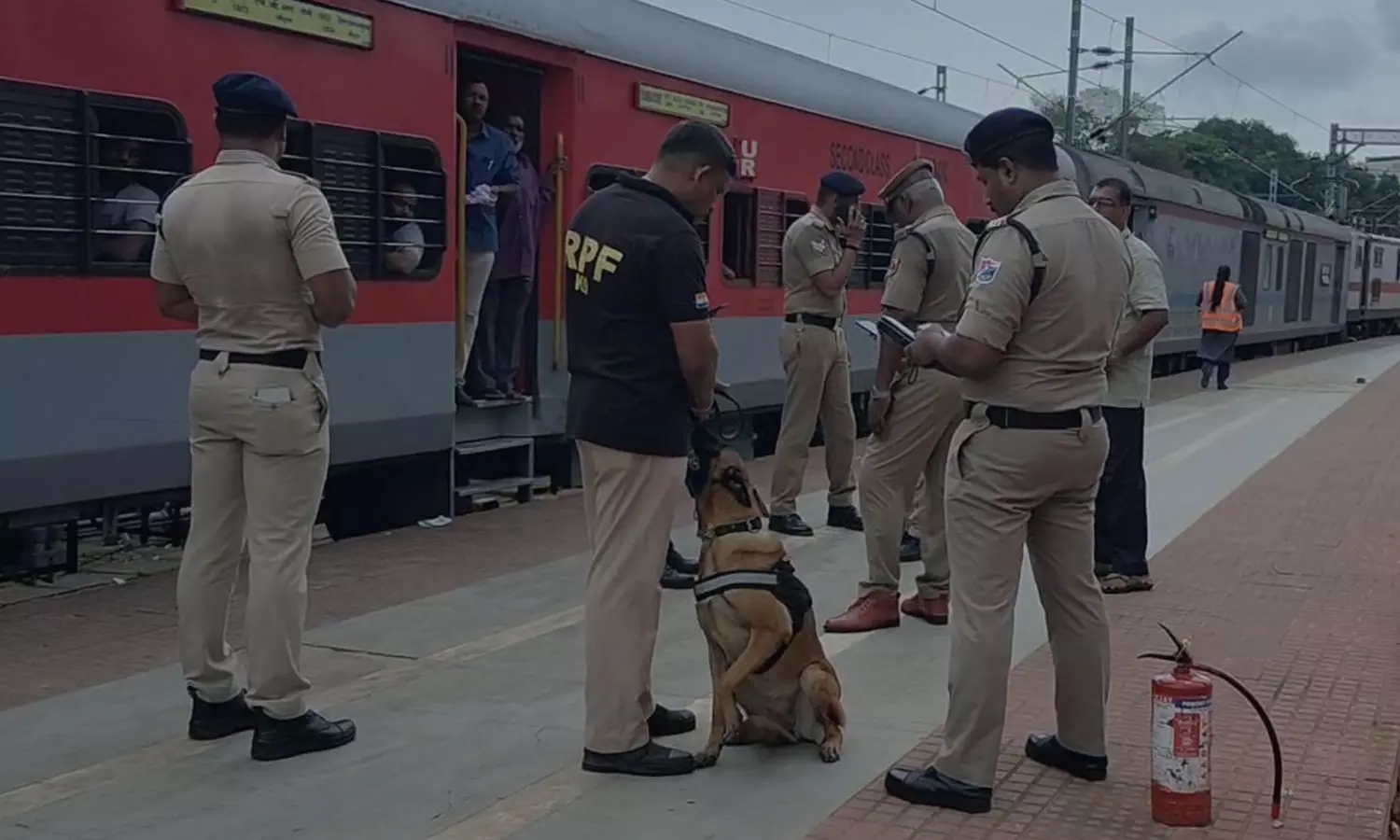 ബോംബ് ഭീഷണിയിൽ വലഞ്ഞ് തലസ്ഥാനം; വി‌മാനത്താവളത്തിന് പിന്നാലെ തമ്പാനൂർ റെയിൽവേ സ്റ്റേഷനിലും ബോംബ് ഭീഷണി