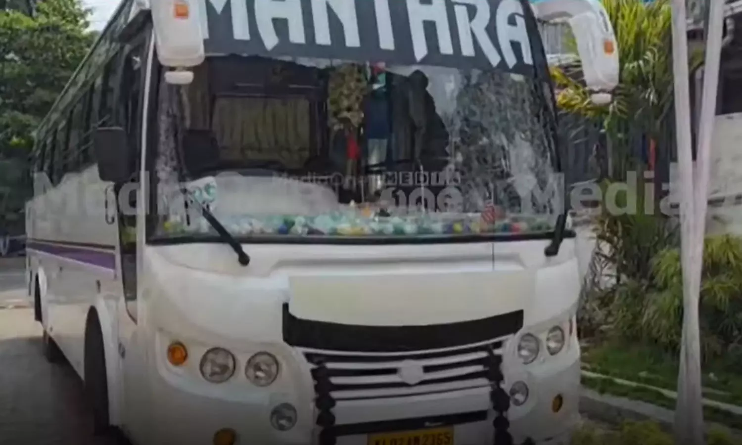 കോഴിക്കോട് വിവാഹത്തിനെത്തിയ ബസിനുനേരെ ആക്രമണം; രണ്ടുപേർ പിടിയിൽ