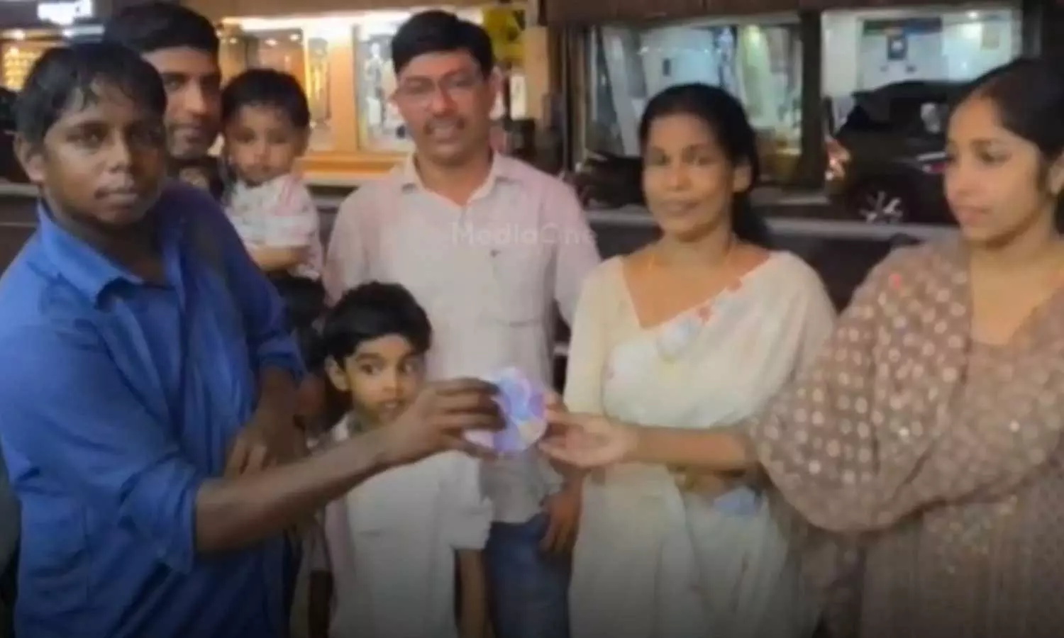 കളഞ്ഞു കിട്ടിയ സ്വർണ്ണാഭരണം തിരികെ നൽകിയ തമിഴ്നാട് സ്വദേശിക്ക് ജോലി വാഗ്ദാനം