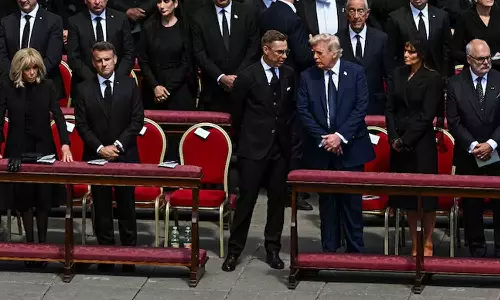 ഫ്രാൻസിസ് മാർപാപ്പയുടെ സംസ്കാര ചടങ്ങിൽ നീല കോട്ടണിഞ്ഞ് ട്രംപ്; വിവാദം