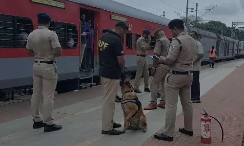 ബോംബ് ഭീഷണിയിൽ വലഞ്ഞ് തലസ്ഥാനം; വി‌മാനത്താവളത്തിന് പിന്നാലെ തമ്പാനൂർ റെയിൽവേ സ്റ്റേഷനിലും ബോംബ് ഭീഷണി
