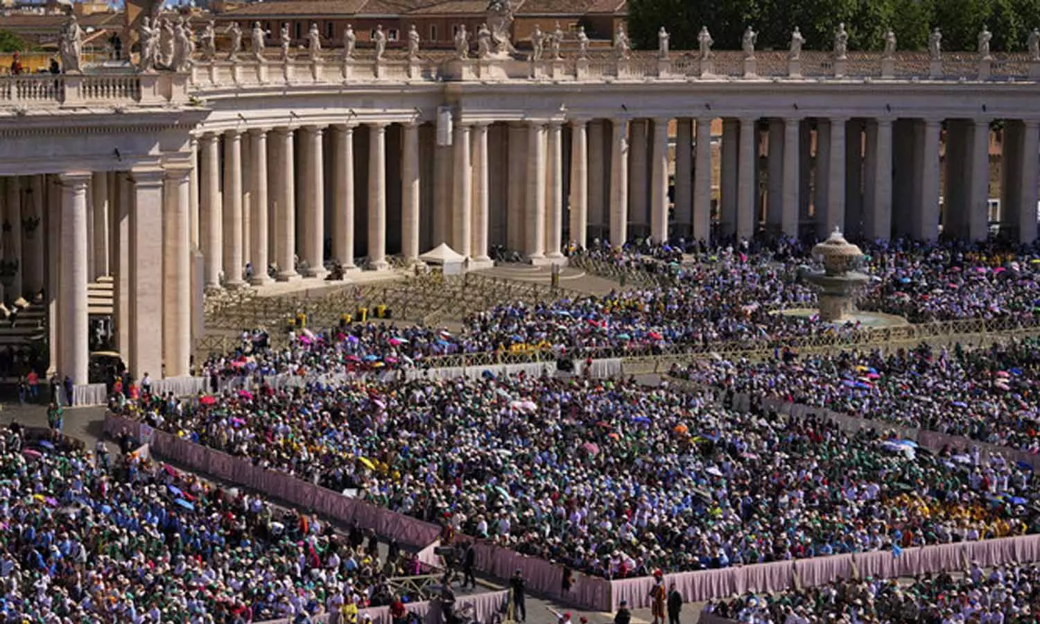 ഫ്രാൻസിസ് മാർപാപ്പയുടെ ശവകുടീരത്തിലേക്ക് വിശ്വാസികളുടെ പ്രവാഹം; ഇന്നലെ മാത്രം എത്തിയത് രണ്ട് ലക്ഷത്തിലേറെ പേർ