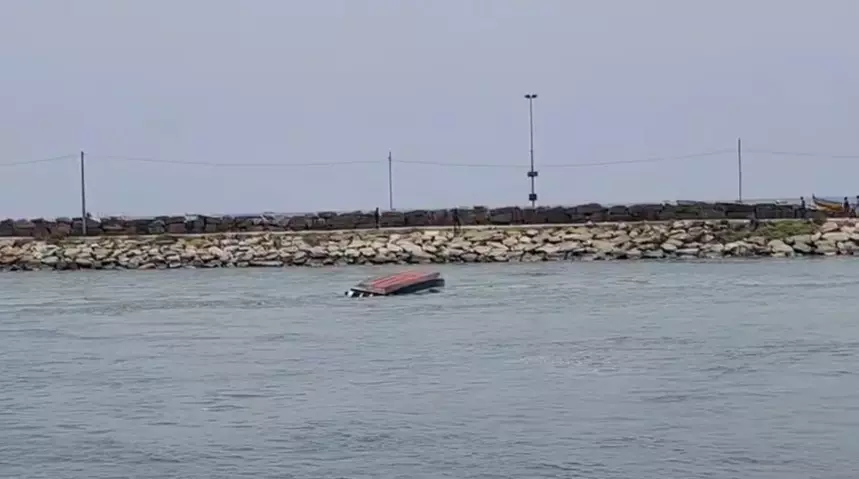 boat sinking boat sinking