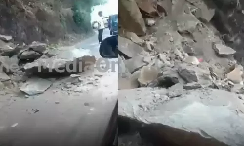 താമരശ്ശേരി ചുരത്തിൽ പാറ അടർന്നു റോഡിൽ വീണു; വാഹനങ്ങൾ ഇല്ലാത്തതിനാല്‍  അപകടം ഒഴിവായി