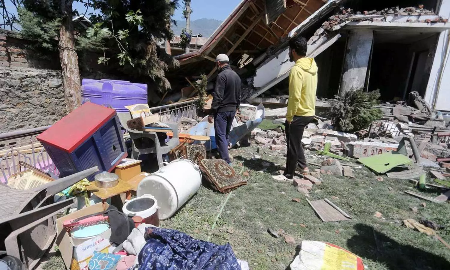 പഹൽഗാം ഭീകരാക്രമണം; ഭീകരരെന്ന് സംശയിക്കുന്നവരുടെ വീടുകൾ  പൊളിക്കുന്നത് നിർത്തിവെച്ചു