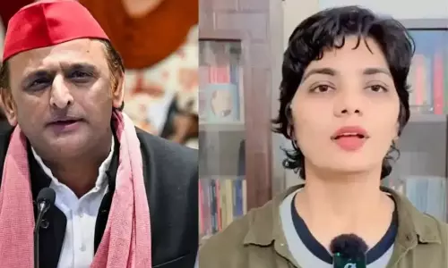 പഹൽഗാം ഭീകരാക്രമണം: സർക്കാരിന്റെ സുരക്ഷാ വീഴ്ച വിവരിക്കുന്ന നേഹ റാത്തോഡിന്റെ വീഡിയോ മാധ്യമങ്ങൾക്ക് മുമ്പിൽ പ്രദർശിപ്പിച്ച് അഖിലേഷ് യാദവ്