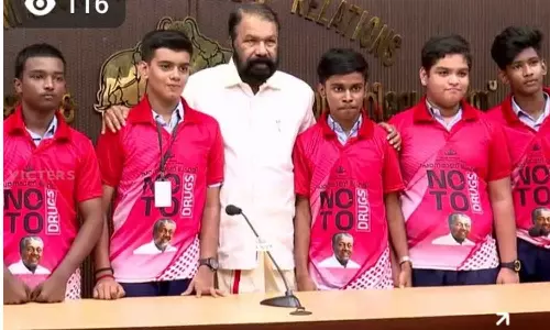 സർക്കാരിൻ്റെ സൂംബ കാമ്പയിന് മുഖ്യമന്ത്രിയുടെ ചിത്രമുള്ള ടി ഷർട്ട്; പ്രതിഷേധവുമായി കോൺഗ്രസ് അനുകൂല അധ്യാപക സംഘടന സർക്കാരിൻ്റെ സൂംബ കാമ്പയിന് മുഖ്യമന്ത്രിയുടെ ചിത്രമുള്ള ടി ഷർട്ട്; പ്രതിഷേധവുമായി കോൺഗ്രസ് അനുകൂല അധ്യാപക സംഘടന