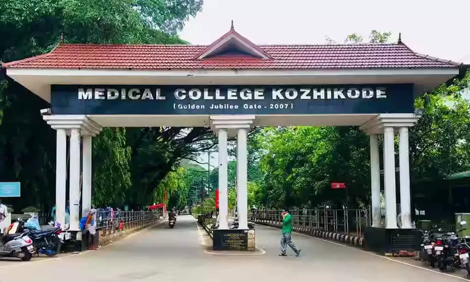 കോഴിക്കോട് മെഡിക്കൽ കോളേജിൽ ഗർഭിണിക്ക് ചികിത്സ നിഷേധിച്ചതായി പരാതി കോഴിക്കോട് മെഡിക്കൽ കോളേജിൽ ഗർഭിണിക്ക് ചികിത്സ നിഷേധിച്ചതായി പരാതി