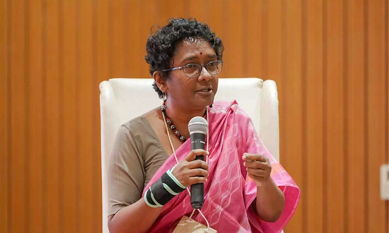 സർക്കാരിന്റെ ഒരു പദവിയിലേക്കും ഇനി ഇല്ല; പടിയിറക്കം പൂർണ സംതൃപ്തിയോടെയെന്ന് ശാരദാ മുരളീധരൻ സർക്കാരിന്റെ ഒരു പദവിയിലേക്കും ഇനി ഇല്ല; പടിയിറക്കം പൂർണ സംതൃപ്തിയോടെയെന്ന് ശാരദാ മുരളീധരൻ