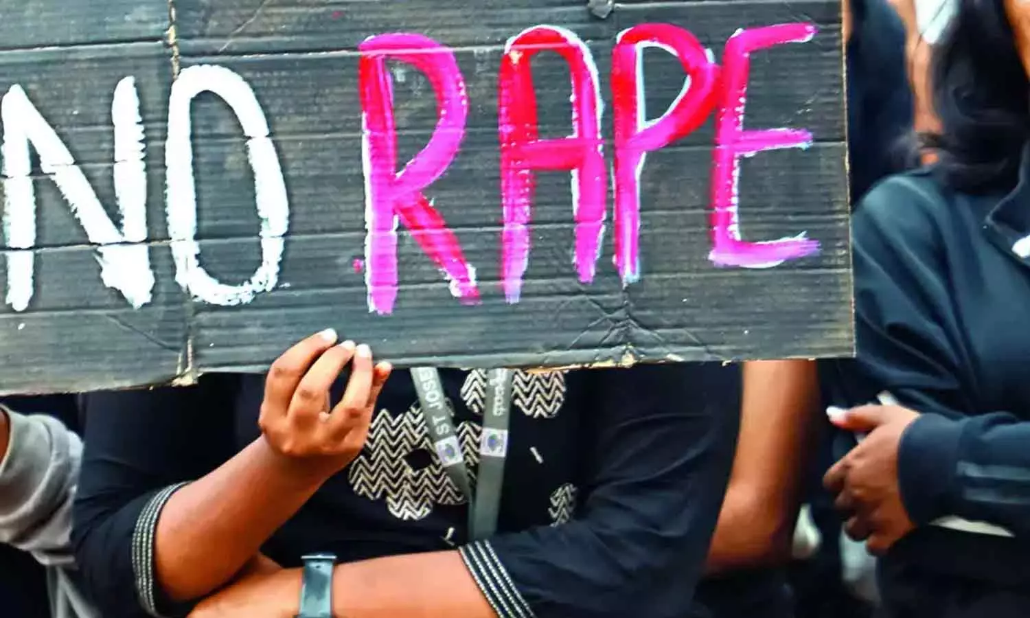 ഹരിയാനയിൽ അമ്മയും അഞ്ചുവയസുകാരിയും കൂട്ടബലാത്സംഗത്തിനിരയായി, കുട്ടിയെ കഴുത്തുഞെരിച്ചുകൊന്നു; 13കാരന് ഉള്പ്പെടെ നാലുപേര് അറസ്റ്റില് ഹരിയാനയിൽ അമ്മയും അഞ്ചുവയസുകാരിയും കൂട്ടബലാത്സംഗത്തിനിരയായി, കുട്ടിയെ കഴുത്തുഞെരിച്ചുകൊന്നു; 13കാരന് ഉള്പ്പെടെ നാലുപേര് അറസ്റ്റില്