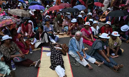 നിരാഹാരം സമരം പിൻവലിച്ച് ആശമാർ; രാപകൽ സമരം തുടരും