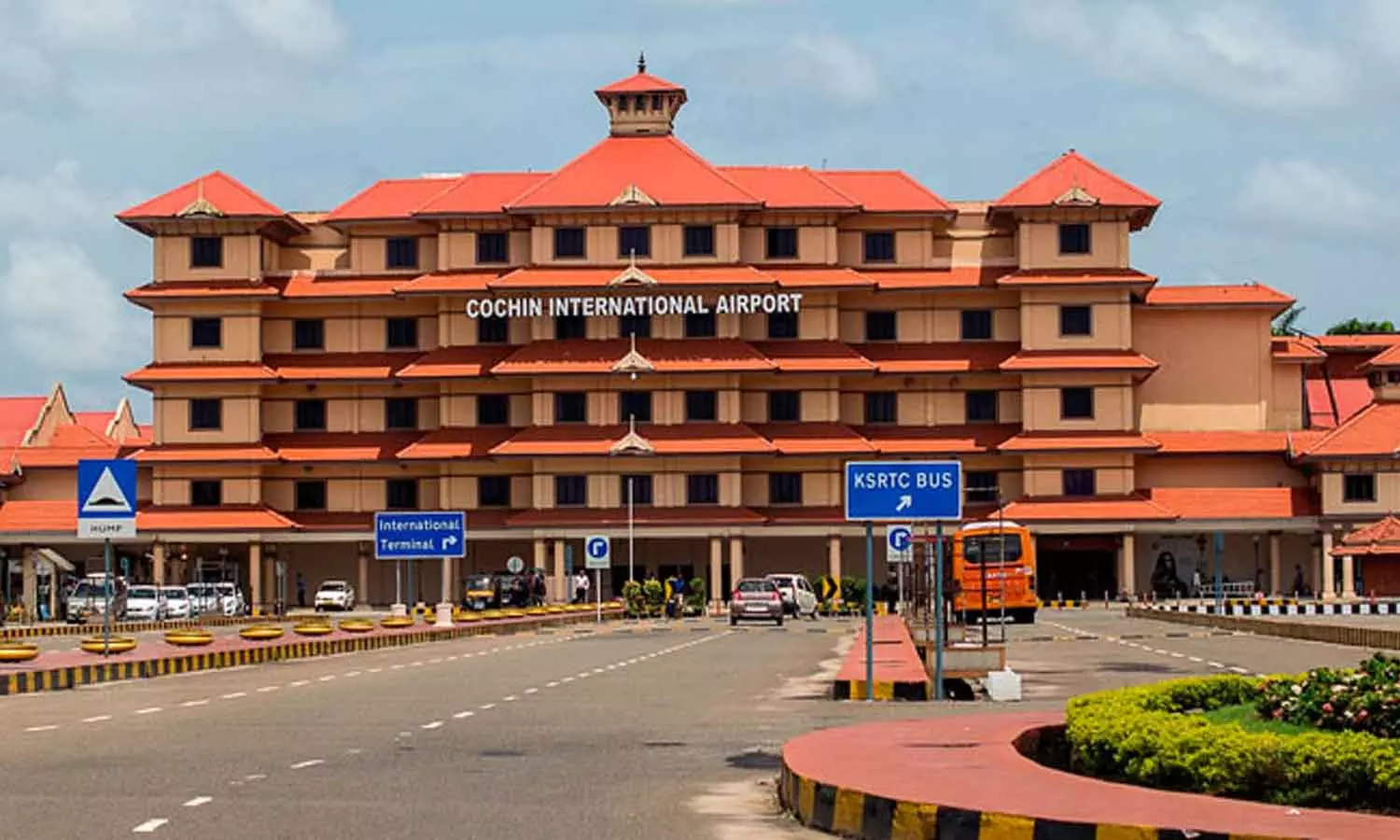 കൊച്ചി രാജ്യാന്തര വിമാനത്താവളത്തിൽ ബോംബ് ഭീഷണി; വിമാന സർവീസുകളെ ബാധിച്ചു