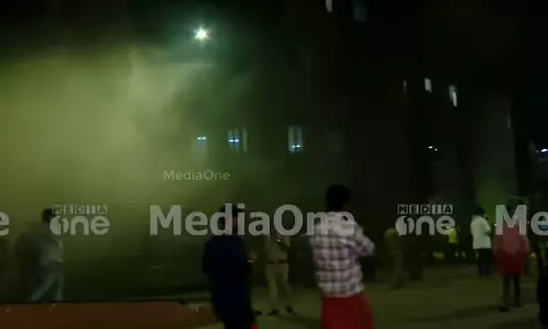 കോഴിക്കോട് മെഡിക്കൽ കോളജ് കാഷ്വാലിറ്റിയിൽ  പുക; രോഗികളെ ​മാറ്റി; എല്ലാം നിയന്ത്രണ വിധേയമെന്ന് ജില്ലാ കലക്ടർ