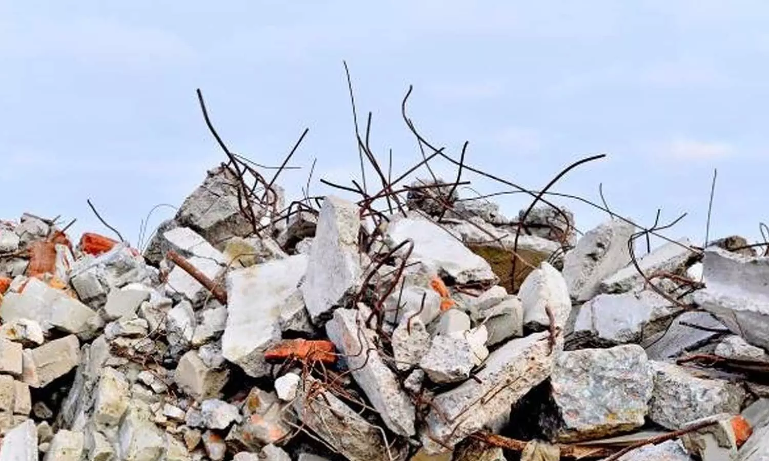 മലപ്പുറത്ത് കളിക്കുന്നതിനിടെ കാലില് കമ്പി തുളച്ചുകയറി 13കാരന് പരിക്ക് മലപ്പുറത്ത് കളിക്കുന്നതിനിടെ കാലില് കമ്പി തുളച്ചുകയറി 13കാരന് പരിക്ക്