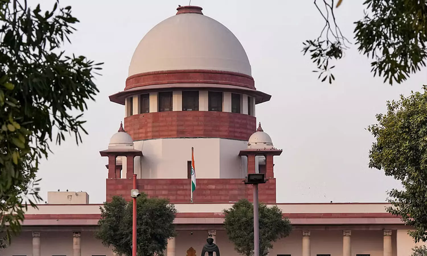 എയ്ഡഡ് അധ്യാപകരായ വൈദികരും കന്യാസ്ത്രീകളും ആദായനികുതി അടയ്ക്കണം: പുനഃപരിശോധനാ ഹരജികൾ തള്ളി സുപ്രിംകോടതി എയ്ഡഡ് അധ്യാപകരായ വൈദികരും കന്യാസ്ത്രീകളും ആദായനികുതി അടയ്ക്കണം: പുനഃപരിശോധനാ ഹരജികൾ തള്ളി സുപ്രിംകോടതി