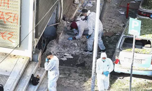 ഗ്രീസിൽ എടിഎം കൗണ്ടര്‍ തകര്‍ക്കാനെത്തിയ യുവതി കൈയിലിരുന്ന ബോംബ് പൊട്ടിത്തെറിച്ച് മരിച്ചു