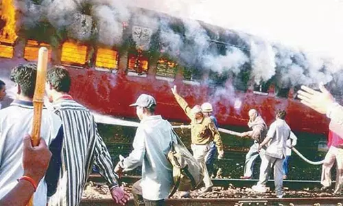 ഡ്യൂട്ടിയിലുണ്ടായിരുന്നെങ്കിൽ ഗോധ്ര ട്രെയിനിലെ തീപിടിത്തം​ ​ ഒഴിവാക്കാമായിരുന്നു; പൊലീസുകാരെ പിരിച്ചുവിട്ട നടപടി ശരിവച്ച് ഗുജറാത്ത് ഹൈക്കോടതി