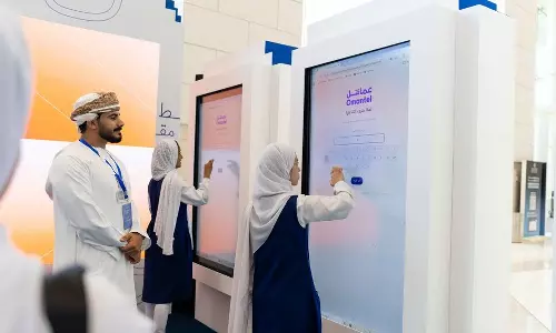 ഒമാനിലെ ക്ലാസ് മുറികൾ സ്മാർട്ടാകുന്നു; 1,730ലധികം ഇന്ററാക്ടീവ് ബോർഡുകൾ സ്ഥാപിച്ചു