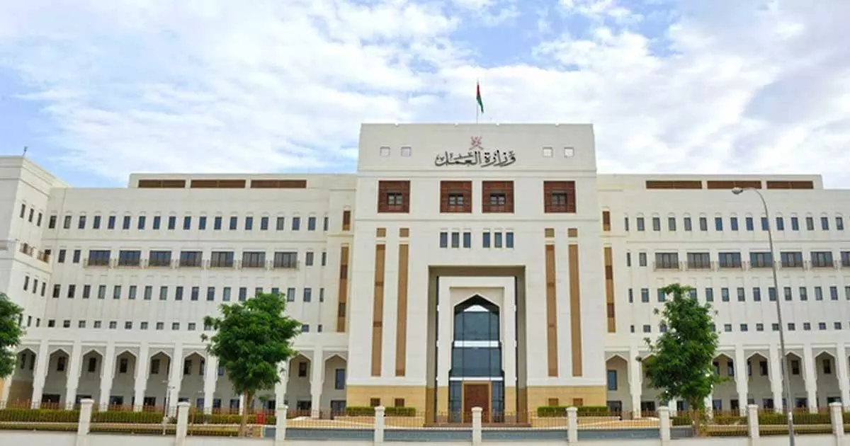 ഒരു വർഷം പൂർത്തിയാക്കിയ സ്ഥാപനങ്ങളിൽ ഒരു ഒമാനി പൗരൻ; വ്യക്തത വരുത്തി ഒമാൻ തൊഴിൽ മന്ത്രാലയം