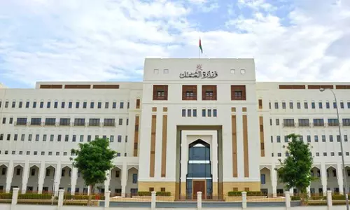 ഒരു വർഷം പൂർത്തിയാക്കിയ സ്ഥാപനങ്ങളിൽ ഒരു ഒമാനി പൗരൻ; വ്യക്തത വരുത്തി ഒമാൻ തൊഴിൽ മന്ത്രാലയം