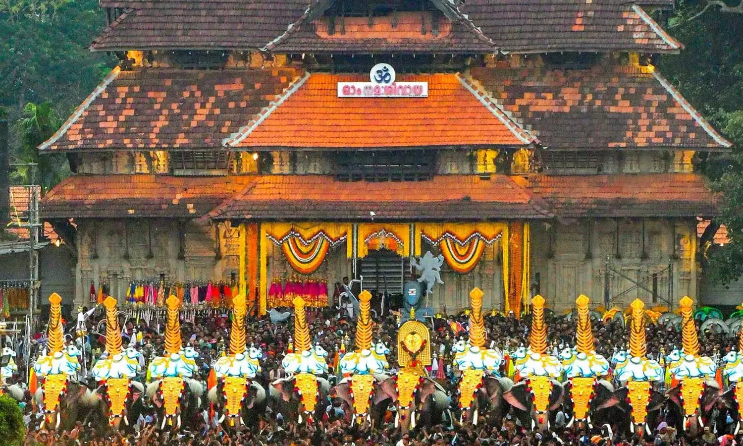 പൂരാവേശത്തില്‍ തൃശൂര്‍; ഘടകപൂരങ്ങള്‍ വടക്കുംനാഥ ക്ഷേത്രത്തിലേക്ക്