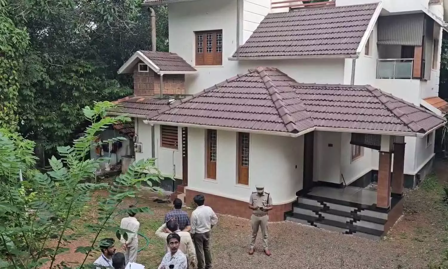 അമ്മയെ വീട്ടിൽ നിന്ന് പുറത്താക്കി മകൻ; മകനെ പുറത്താക്കി വീട് അമ്മക്ക് നൽകി റവന്യൂ അധികൃതർ അമ്മയെ വീട്ടിൽ നിന്ന് പുറത്താക്കി മകൻ; മകനെ പുറത്താക്കി വീട് അമ്മക്ക് നൽകി റവന്യൂ അധികൃതർ